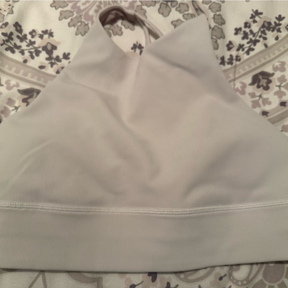White lululemon sports bra